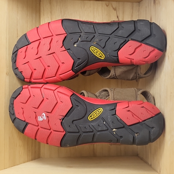 KEEN Clearwater CNX 1014452 Dark Earth/Racing Red Sandals - Picture 9 of 10